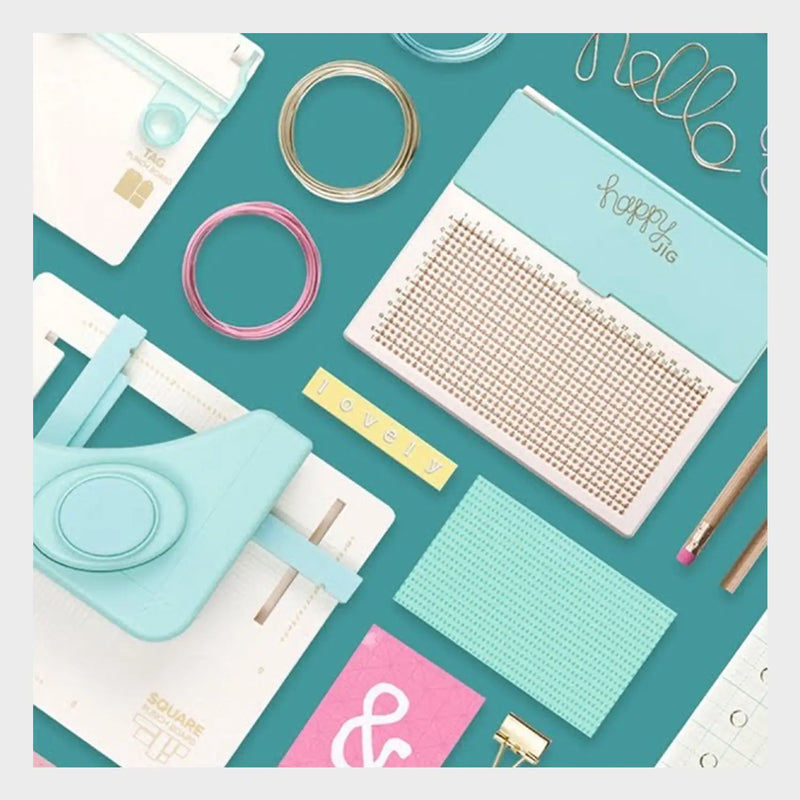 Herramientas de scrapbooking como kits sizalla, guillotinas, reglas y bases de corte para proyectos precisos