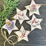 Estrella Plana Colgante Cartón decorada con la técnica de decoupage 