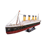 Puzzle 3D Titanic con luz LED de World Brands armado y expuesto