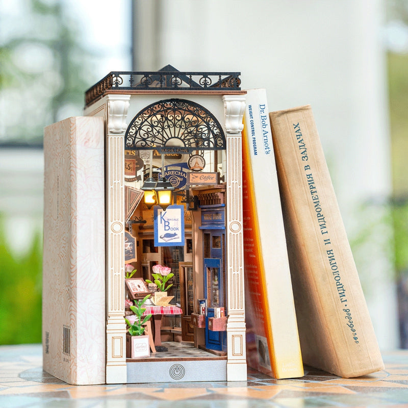 Booknook iluminado con escena romántica y detalles vintage